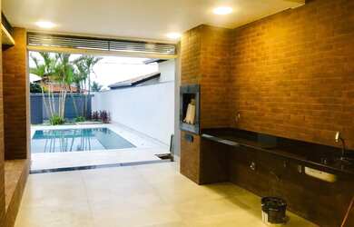 Imagem: A casa em condomínio possui 4 Dormitórios, 4 Banheiros, 5