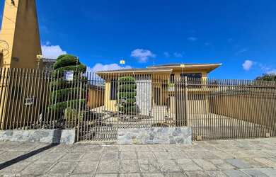 Imagem: A casa possui 3 Dormitórios, 2 Banheiros, 5 Vagas na garagem