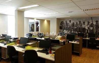 Imagem: O depósito possui 5 Vagas na garagem e 430m² de Área e está