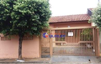 Imagem: A casa possui 3 Dormitórios, 1 Banheiro, 1 Vaga na garagem