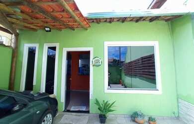 Imagem: A casa possui 3 Dormitórios, 2 Banheiros, 2 Vagas na garagem