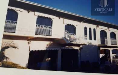 Imagem: A casa possui 5 Dormitórios, 3 Banheiros, 830m² de Área e