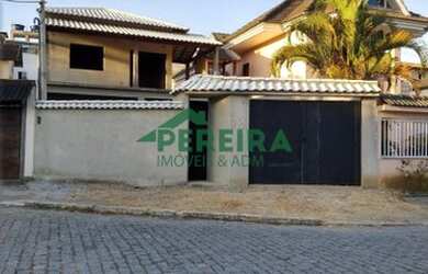 Imagem: A casa em condomínio possui 4 Dormitórios, 1 Banheiro, 2 Vagas