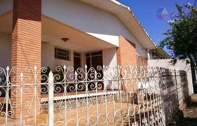 Imagem: A casa possui 3 Dormitórios, 5 Banheiros, 4 Vagas na garagem