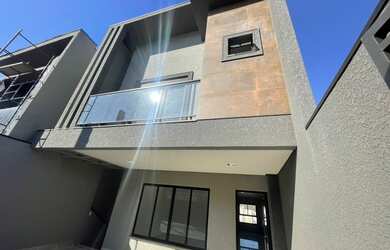 Imagem: A casa possui 3 Dormitórios, 5 Banheiros, 2 Vagas na garagem