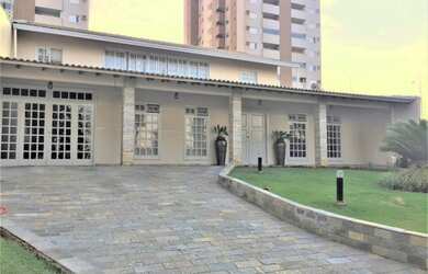 Imagem: A casa possui 4 Dormitórios, 3 Banheiros, 2 Vagas na garagem