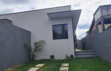 Imagem: A casa possui 2 Dormitórios, 2 Banheiros, 2 Vagas na garagem