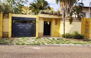 Imagem: A casa possui 3 Dormitórios, 4 Banheiros, 3 Vagas na garagem