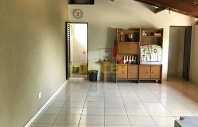 Imagem: A casa possui 3 Dormitórios, 2 Banheiros, 2 Vagas na garagem