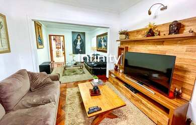 Imagem: A casa possui 3 Dormitórios, 3 Banheiros, 5 Vagas na garagem