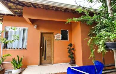 Imagem: A casa possui 3 Dormitórios, 2 Banheiros, 1 Vaga na garagem