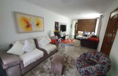 Imagem: A casa possui 3 Dormitórios, 3 Banheiros, 2 Vagas na garagem