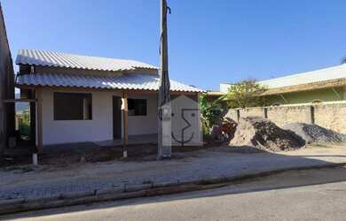 Imagem: A casa possui 3 Dormitórios, 2 Banheiros e 104m² de Área