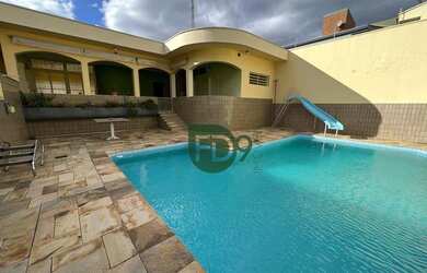 Imagem: A casa possui 4 Dormitórios, 5 Banheiros, 5 Vagas na garagem