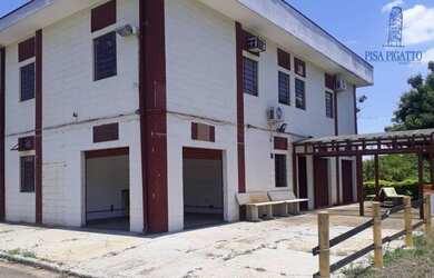 Imagem: O depósito possui 5 Vagas na garagem, 450m² de Área e está