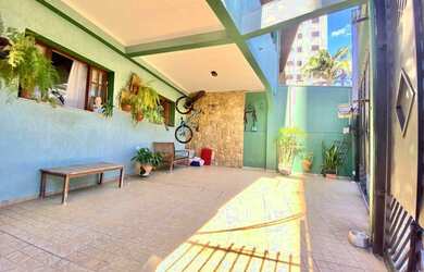 Imagem: A casa possui 3 Dormitórios, 2 Banheiros, 2 Vagas na garagem