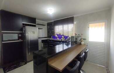 Imagem: A casa possui 2 Dormitórios, 1 Banheiro, 2 Vagas na garagem