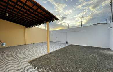 Imagem: A casa possui 3 Dormitórios, 2 Banheiros, 4 Vagas na garagem