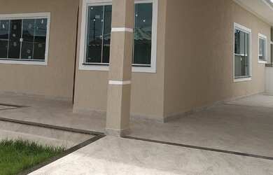 Imagem: A casa possui 3 Dormitórios, 2 Banheiros, 2 Vagas na garagem