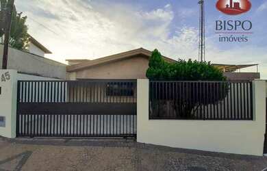 Imagem: A casa possui 4 Dormitórios, 2 Banheiros, 3 Vagas na garagem