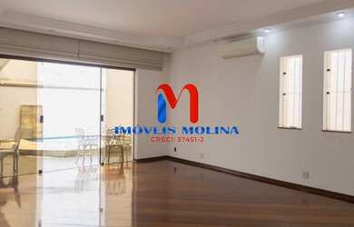 Imagem: A casa possui 4 Dormitórios, 3 Banheiros, 4 Vagas na garagem