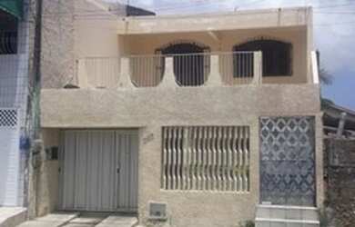 Imagem: A casa possui 4 Dormitórios, 2 Banheiros, 3 Vagas na garagem