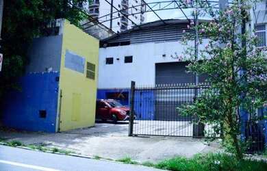 Imagem: O depósito possui 657m² de Área e está localizado em Água