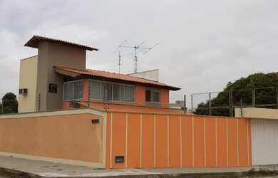 Imagem: A casa possui 3 Dormitórios, 4 Banheiros, 5 Vagas na garagem