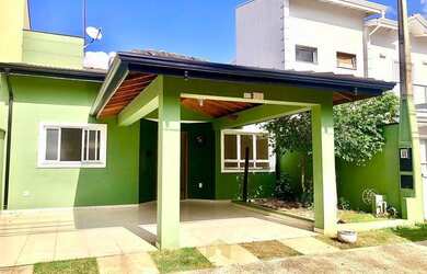 Imagem: A casa possui 3 Dormitórios, 2 Banheiros, 2 Vagas na garagem