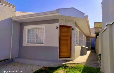 Imagem: A casa possui 3 Dormitórios, 1 Banheiro, 2 Vagas na garagem