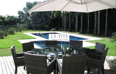 Imagem: A casa em condomínio possui 5 Dormitórios, 5 Banheiros, 4