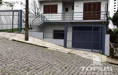 Imagem: A casa possui 3 Dormitórios, 2 Banheiros, 4 Vagas na garagem