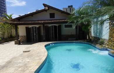 Imagem: A casa possui 4 Dormitórios, 5 Banheiros, 4 Vagas na garagem