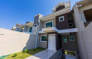 Imagem: A casa possui 3 Dormitórios, 3 Banheiros, 4 Vagas na garagem