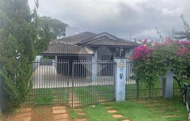 Imagem: A casa possui 3 Dormitórios, 4 Banheiros, 4 Vagas na garagem