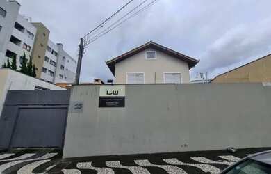 Imagem: A casa possui 3 Dormitórios, 1 Banheiro, 1 Vaga na garagem