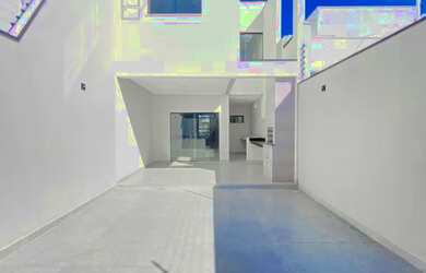 Imagem: A casa possui 3 Dormitórios e 2 Vagas na garagem e está localizado