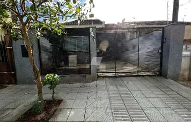 Imagem: A casa possui 2 Dormitórios, 2 Banheiros, 2 Vagas na garagem