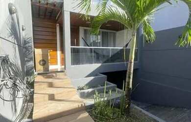 Imagem: A casa possui 3 Dormitórios, 5 Banheiros, 4 Vagas na garagem