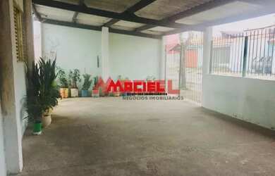 Imagem: A casa possui 3 Dormitórios, 2 Banheiros, 4 Vagas na garagem