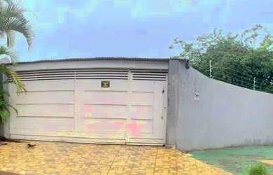 Imagem: A casa possui 3 Dormitórios, 2 Banheiros, 4 Vagas na garagem