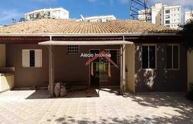 Imagem: A casa possui 3 Dormitórios, 2 Banheiros, 5 Vagas na garagem