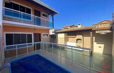 Imagem: A casa possui 3 Dormitórios, 3 Banheiros, 4 Vagas na garagem