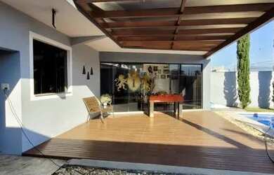 Imagem: A casa possui 4 Dormitórios, 4 Banheiros, 3 Vagas na garagem