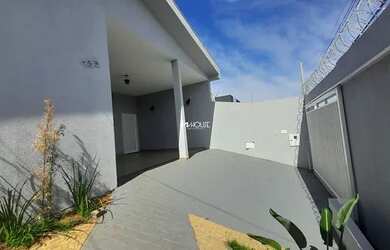 Imagem: A casa possui 5 Dormitórios, 2 Banheiros, 2 Vagas na garagem