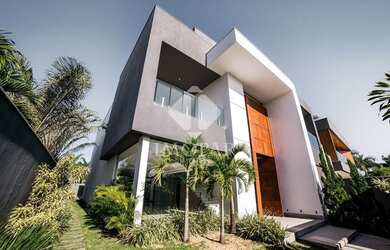 Imagem: A casa em condomínio possui 4 Dormitórios, 5 Banheiros, 3