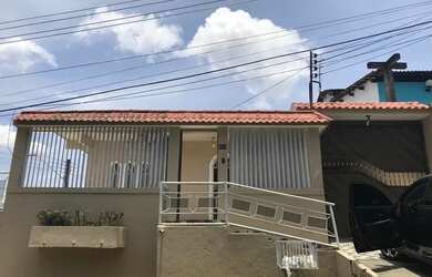 Imagem: A casa possui 3 Dormitórios, 1 Banheiro, 4 Vagas na garagem