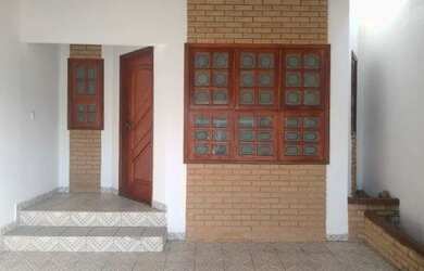 Imagem: A casa possui 2 Dormitórios, 2 Banheiros, 2 Vagas na garagem