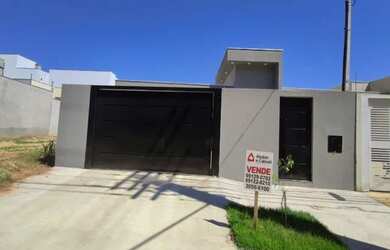 Imagem: A casa possui 3 Dormitórios, 2 Banheiros, 2 Vagas na garagem