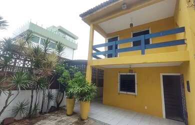 Imagem: A casa possui 4 Dormitórios, 1 Banheiro, 2 Vagas na garagem